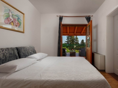 Double bed bedroom with access to the covered terrace