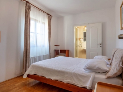 Double-bedded room and en suite bathroom